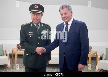 Helsinki, Finlande. 16 Juin, 2017. Le Président finlandais Sauli Niinisto (R), serre la main avec Fan Changlong, vice-président de la Commission militaire centrale (CMC) de Chine, lors de leur réunion à Helsinki, Finlande, le 16 juin 2017. Credit : Matti Matikainen/Xinhua/Alamy Live News Banque D'Images