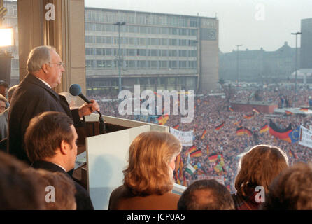 Fichier - l'ancien chancelier allemand Helmut Kohl s'adresse à la foule lors de la dernière campagne électorale pour le parlement est-allemand Volkskammer à Leipzig, Allemagne, 14 mars 1990. Helmut Kohl est mort vendredi, 16 juin, 2017. Il a été 87. Photo : Martin Athenstädt Banque D'Images