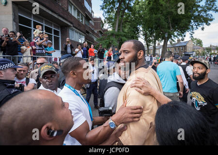 Londres, Royaume-Uni. 16 Juin, 2017. Des échauffourées avec les habitants en colère et la police comme PM Theresa peut quitte St Clement's Church sur Treadgold Street à la hâte sans parler aux résidents concernant l'incendie à proximité de la tour de Grenfell. © Guy Josse/Alamy Live News Banque D'Images