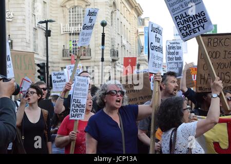 Londres, Royaume-Uni. 16 juin 2017. Une marche de protestation se déroule à travers le centre de Londres à la mémoire des victimes de l'incendie, la Tour de Grenfell dans lequel au moins 30 personnes sont mortes. La catastrophe a vu les populations locales et les survivants en colère contre ce qu'ils considèrent comme la réduction des coûts lors d'une récente rénovation, résultant en bardage inflammables étant ajouté à l'édifice, et la perception d'un manque d'informations comme le nombre de décès augmente. Credit : Patricia Phillips/Alamy Live News Banque D'Images