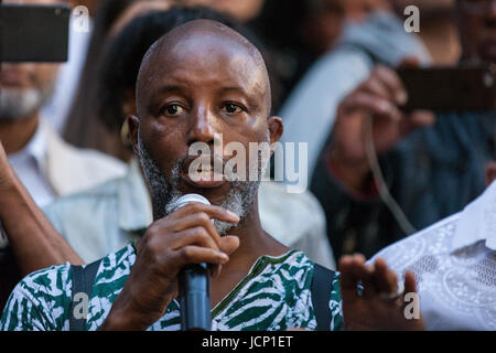 Londres, Royaume-Uni. 16 Juin, 2017. Toyin Agbetu s'adresse aux membres de la collectivité de North Kensington Kensington Town Hall qui protestaient devant d'exiger que les responsables de l'incendie de la tour de Grenfell, être tenus pour responsables. Credit : Mark Kerrison/Alamy Live News Banque D'Images