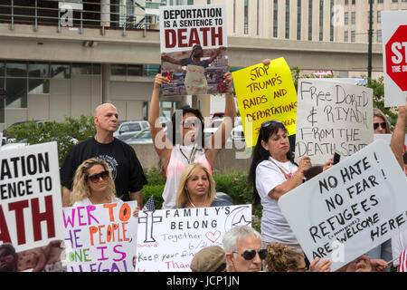 Detroit, Michigan, USA. 16 Juin, 2017. Les membres de la communauté chaldéenne de Detroit de chrétiens irakiens protester contre l'arrestation du gouvernement de dizaines d'irakiens qui ils ont l'intention d'expulser. Les membres de la famille disent que les chrétiens irakiens font face à un génocide s'ils sont retournés à l'Iraq. Crédit : Jim West/Alamy Live News Banque D'Images