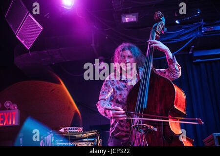 Avec John Medesky Auktyon. Le live show de New York City, (Le), Poisson Rouge, 15 juin 2017. Auktyon est le célèbre jazz underground russe-punk-rock, menant par Leonid Fedorov, witjh le plus célèbre membre de la bande Oleg Garkusha et Vladimir Volkov. John Medesky - le célèbre pianiste de jazz de New York, USA. Banque D'Images