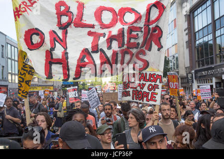 Londres, Royaume-Uni. 16 Juin, 2017. Les manifestants tenant des banderoles et des pancartes le long de Notting Hill Gate après un rassemblement à Kensington Town Hall, retour à la Tour de Grenfell, car ils réclament la justice pour les personnes touchées par l'incendie qui détruit la tour de Grenfell, une tour résidentielle dans l'ouest de Londres le 14 juin. Credit : Thabo Jaiyesimi/Alamy Live News Banque D'Images