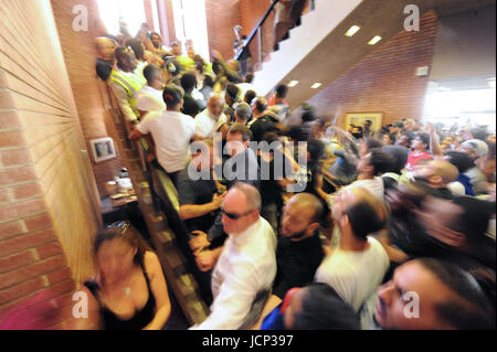 Londres, Royaume-Uni. 16 Juin, 2017. Les survivants de l'incendie de la tour de Grenfell, avec d'autres militants communautaires qui tentent de prendre d'assaut les bureaux de Kensington & Chelsea Conseil, après une porte-parole du conseil n'a pas comparu. Crédit : Michael Preston/Alamy Live News Banque D'Images