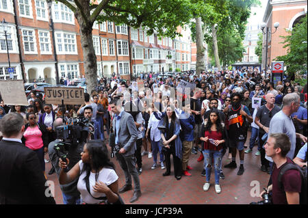 Londres, Royaume-Uni. 16 Juin, 2017. Les survivants de l'incendie de la tour de Grenfell, avec d'autres activistes communautaires de manifestations devant les bureaux de Kensington & Chelsea Conseil. La protestation a été appelant à une résolution d'urgence sur une gamme de questions, y compris après un incident le relogement des survivants à l'échelle locale, la sortie de fonds pour couvrir les coûts du bien-être et la perte ainsi que l'ouverture immédiate d'une commission d'enquête sur le récent projet de rénovation de 10 m£ et à regarder des bâtiments semblables à l'arrondissement d'identifier incendie, risques pour la santé et la sécurité et mettre en place des mesures de contrôle immédiates. Crédit : Michael Presto Banque D'Images