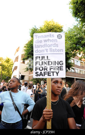 Londres, Royaume-Uni. 16 Juin, 2017. Un manifestant près de la tour de Grenfell, après l'arrivée d'une marche dans les rues de Kensington & Chelsea. La protestation a été appelant à une résolution d'urgence sur une gamme de questions, y compris après un incident le relogement des survivants à l'échelle locale, la sortie de fonds pour couvrir les coûts du bien-être et la perte ainsi que l'ouverture immédiate d'une commission d'enquête sur le récent projet de rénovation de 10 m£ et à regarder des bâtiments semblables à l'arrondissement d'identifier incendie, risques pour la santé et la sécurité et mettre en place des mesures de contrôle immédiates. Crédit : Michael Preston/Alamy Live News Banque D'Images