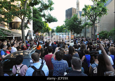 Londres, Royaume-Uni. 16 Juin, 2017. Les manifestants près de la tour de Grenfell, après une marche dans les rues de Kensington & Chelsea. La protestation a été appelant à une résolution d'urgence sur une gamme de questions, y compris après un incident le relogement des survivants à l'échelle locale, la sortie de fonds pour couvrir les coûts du bien-être et la perte ainsi que l'ouverture immédiate d'une commission d'enquête sur le récent projet de rénovation de 10 m£ et à regarder des bâtiments semblables à l'arrondissement d'identifier incendie, risques pour la santé et la sécurité et mettre en place des mesures de contrôle immédiates. Crédit : Michael Preston/Alamy Live News Banque D'Images