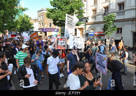 Londres, Royaume-Uni. 16 Juin, 2017. Les manifestants défilant dans les rues de Kensington & Chelsea sur le chemin de la tour de Grenfell. La protestation a été appelant à une résolution d'urgence sur une gamme de questions, y compris après un incident le relogement des survivants à l'échelle locale, la sortie de fonds pour couvrir les coûts du bien-être et la perte ainsi que l'ouverture immédiate d'une commission d'enquête sur le récent projet de rénovation de 10 m£ et à regarder des bâtiments semblables à l'arrondissement d'identifier incendie, risques pour la santé et la sécurité et mettre en place des mesures de contrôle immédiates. Crédit : Michael Preston/Alamy Live News Banque D'Images