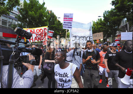 Londres, Royaume-Uni. 16 Juin, 2017. Les manifestants défilant dans les rues de Kensington & Chelsea sur le chemin de la tour de Grenfell. La protestation a été appelant à une résolution d'urgence sur une gamme de questions, y compris après un incident le relogement des survivants à l'échelle locale, la sortie de fonds pour couvrir les coûts du bien-être et la perte ainsi que l'ouverture immédiate d'une commission d'enquête sur le récent projet de rénovation de 10 m£ et à regarder des bâtiments semblables à l'arrondissement d'identifier incendie, risques pour la santé et la sécurité et mettre en place des mesures de contrôle immédiates. Crédit : Michael Preston/Alamy Live News Banque D'Images