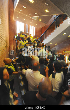 Londres, Royaume-Uni. 16 Juin, 2017. Les survivants de l'incendie de la tour de Grenfell, avec d'autres militants communautaires qui tentent de prendre d'assaut les bureaux de Kensington & Chelsea Conseil, après une porte-parole du conseil n'a pas comparu. Crédit : Michael Preston/Alamy Live News Banque D'Images