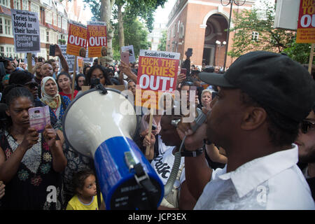 Londres, Royaume-Uni. 16 Juin, 2017. shmahil Blagrove parle de manifestants à côté de Kensington Town Hall de Londres, 30 personnes ont été confirmées décédées et des dizaines de disparus après le 24 résidentiel histoire Tour Grenfell à Latimer Road a été la proie des flammes. Credit : Thabo Jaiyesimi/Alamy Live News Banque D'Images