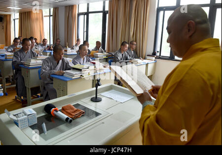 Hefei, Chine, Anhui Province. 15 Juin, 2017. Suivre la classe des moines au Mont Jiuhua Bouddha College, la Chine de l'est la province de l'Anhui, le 15 juin 2017. Bouddha & College a été fondé en 1990. Credit : Guo Chen/Xinhua/Alamy Live News Banque D'Images