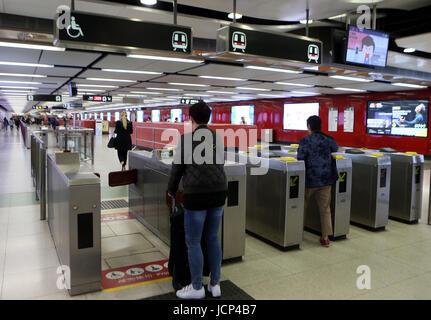 Hong Kong, Chine. 2e Mar, 2017. Les gens utilisent la carte Octopus pour payer les transports publics à Hong Kong, Chine du sud, le 2 mars 2017. Crédit : Li Peng/Xinhua/Alamy Live News Banque D'Images