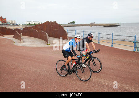 La baie de Morecambe, Lancashire. Météo britannique. 17 Juin, 2017. Ciel voilé de commencer la journée dans le complexe connu sous le nom de "porte d'entrée les lacs'. Les températures devraient se situer dans les années 80, le complexe sera attend un afflux de touristes pour profiter de la plage, vues, et des articles de toilette. /AlamyLiveNews MediaWorldImages crédit ; Banque D'Images