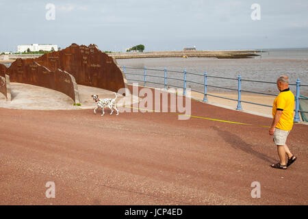 La baie de Morecambe, Lancashire. Météo britannique. 17 Juin, 2017. Ciel voilé de commencer la journée dans le complexe connu sous le nom de "porte d'entrée les lacs'. Les températures devraient se situer dans les années 80, le complexe sera attend un afflux de touristes pour profiter de la plage, vues, et des articles de toilette. /AlamyLiveNews MediaWorldImages crédit ; Banque D'Images