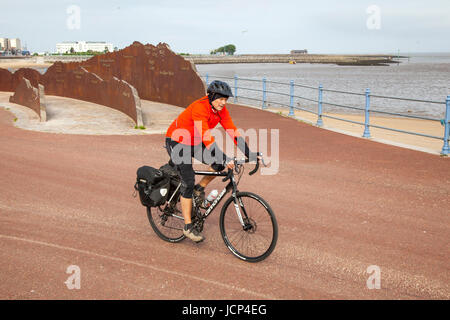 La baie de Morecambe, Lancashire. Météo britannique. 17 Juin, 2017. Ciel voilé de commencer la journée dans le complexe connu sous le nom de "porte d'entrée les lacs'. Les températures devraient se situer dans les années 80, le complexe sera attend un afflux de touristes pour profiter de la plage, vues, et des articles de toilette. /AlamyLiveNews MediaWorldImages crédit ; Banque D'Images