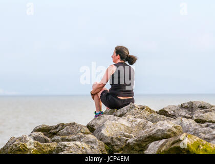 La baie de Morecambe, Lancashire. Météo britannique. 17 Juin, 2017. Ciel voilé de commencer la journée dans le complexe connu sous le nom de "porte d'entrée les lacs'. Les températures devraient se situer dans les années 80, le complexe sera attend un afflux de touristes pour profiter de la plage, vues, et des articles de toilette. /AlamyLiveNews MediaWorldImages crédit ; Banque D'Images