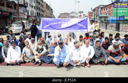 Srinagar, Cachemire indien:17 Juin.Kashmiri de négociants et de fabricants et autres hommes d'affaires plus tard a commencé une marche vers l'assemblée pour protester contre l'application de la TPS dans l'état. Credit : Sofi Suhail/Alamy Live News Banque D'Images