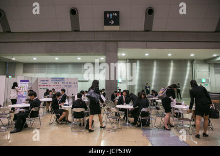 Tokyo, Japon. 17 Juin, 2017. Des étudiants d'assister à l'Mynavi Global Career Expo Tokyo 2017 Salon de l'emploi d'été. Recherche d'emploi plus de 5 000 étudiants sont attendus à la foire de l'emploi de deux jours avec plusieurs entreprises participant à l'échelle mondiale. Credit : AFLO/Alamy Live News Banque D'Images