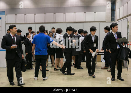 Tokyo, Japon. 17 Juin, 2017. Des étudiants d'assister à l'Mynavi Global Career Expo Tokyo 2017 Salon de l'emploi d'été. Recherche d'emploi plus de 5 000 étudiants sont attendus à la foire de l'emploi de deux jours avec plusieurs entreprises participant à l'échelle mondiale. Credit : AFLO/Alamy Live News Banque D'Images