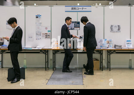 Tokyo, Japon. 17 Juin, 2017. Des étudiants d'assister à l'Mynavi Global Career Expo Tokyo 2017 Salon de l'emploi d'été. Recherche d'emploi plus de 5 000 étudiants sont attendus à la foire de l'emploi de deux jours avec plusieurs entreprises participant à l'échelle mondiale. Credit : AFLO/Alamy Live News Banque D'Images