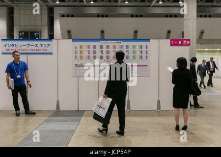 Tokyo, Japon. 17 Juin, 2017. Des étudiants d'assister à l'Mynavi Global Career Expo Tokyo 2017 Salon de l'emploi d'été. Recherche d'emploi plus de 5 000 étudiants sont attendus à la foire de l'emploi de deux jours avec plusieurs entreprises participant à l'échelle mondiale. Credit : AFLO/Alamy Live News Banque D'Images