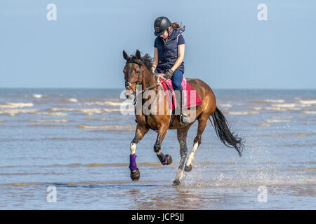 Southport, Merseyside, 17 juin 2017. Météo britannique. 10 ans 'Bea' passe par le surf sur une belle journée ensoleillée et chaude comme le bon vieux temps d'été britannique retourne au nord ouest de l'Angleterre comme les rayons du soleil sur le sable de la plage de Southport Merseyside. Credit : Cernan Elias/Alamy Live News Banque D'Images