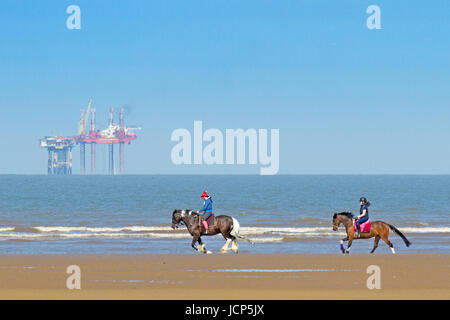 Southport, Merseyside, 17 juin 2017. Météo britannique. 10 ans 'Bea' et 11 ans s/n 'ash' courir à travers le surf sur une belle journée ensoleillée et chaude comme le bon vieux temps d'été britannique retourne au nord ouest de l'Angleterre comme les rayons du soleil sur le sable de la plage de Southport Merseyside. Credit : Cernan Elias/Alamy Live News Banque D'Images