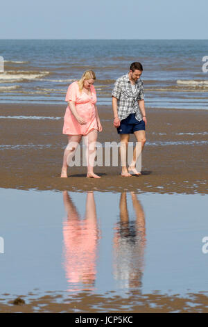 Southport, Merseyside, 17 juin 2017. Météo britannique. Tête de familles au bord de la mer sur une belle journée ensoleillée et chaude comme le bon vieux temps d'été britannique retourne au nord ouest de l'Angleterre comme les rayons du soleil sur le sable de la plage de Southport Merseyside. Credit : Cernan Elias/Alamy Live News Banque D'Images