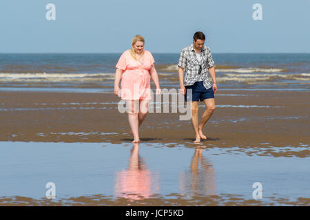 Southport, Merseyside, 17 juin 2017. Météo britannique. Tête de familles au bord de la mer sur une belle journée ensoleillée et chaude comme le bon vieux temps d'été britannique retourne au nord ouest de l'Angleterre comme les rayons du soleil sur le sable de la plage de Southport Merseyside. Credit : Cernan Elias/Alamy Live News Banque D'Images