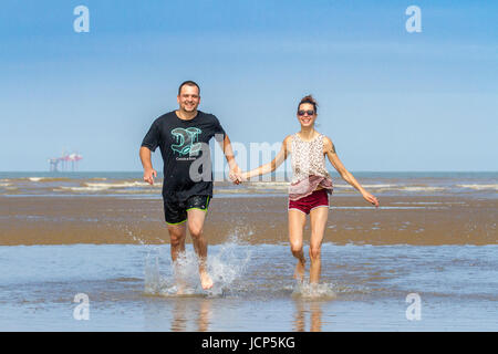 Southport, Merseyside, 17 juin 2017. Météo britannique. Aimé jusqu 'couple Jamie & Sarah' faire des souvenirs fantastiques au bord de la mer, sur une belle journée ensoleillée et chaude comme le bon vieux temps d'été britannique retourne au nord ouest de l'Angleterre comme les rayons du soleil sur le sable de la plage de Southport Merseyside. Credit : Cernan Elias/Alamy Live News Banque D'Images