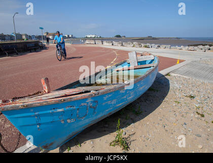 Morecambe, Lancashire, Royaume-Uni. 17 Juin, 2017. Météo britannique. Lumineuse, ensoleillée pour démarrer la journée dans le complexe connu sous le nom de "porte d'entrée les lacs'. Les températures devraient se situer dans les années 80, le complexe sera attend un afflux de touristes pour profiter de la plage, vues, et des articles de toilette. /AlamyLiveNews MediaWorldImages crédit ; Banque D'Images