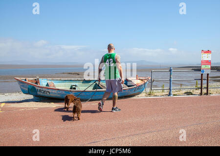 Morecambe, Lancashire, Royaume-Uni. 17 Juin, 2017. Météo britannique. Lumineuse, ensoleillée pour démarrer la journée dans le complexe connu sous le nom de "porte d'entrée les lacs'. Les températures devraient se situer dans les années 80, le complexe sera attend un afflux de touristes pour profiter de la plage, vues, et des articles de toilette. /AlamyLiveNews MediaWorldImages crédit ; Banque D'Images