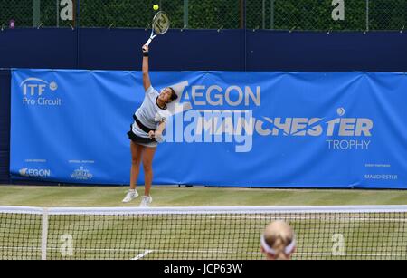 Manchester, UK. 17 Juin, 2017. Zarina Diyas (Kazakhstan) duringher sert de demi-finale contre Naomi Broady (GO) dans le Manchester Aegon Trophy au nord de Tennis et Squash Club, West Didsbury, Manchester. Gagné Diyas de 6-3, 6-4. Crédit : John Fryer/Alamy Live News Banque D'Images