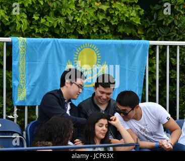 Manchester, UK. 17 Juin, 2017. Les partisans de Zarina Diyas (Kazakhstan) attendre le début de son match de demi-finale contre Naomi Broady (GO) dans le Manchester Aegon Trophy au nord de Tennis et Squash Club, West Didsbury, Manchester. Crédit : John Fryer/Alamy Live News Banque D'Images