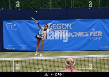 Manchester, UK. 17 Juin, 2017. Zarina Diyas (Kazakhstan) sert au cours de sa demi-finale contre Naomi Broady (GO) dans le Manchester Aegon Trophy au nord de Tennis et Squash Club, West Didsbury, Manchester. Gagné Diyas de 6-3, 6-4. Crédit : John Fryer/Alamy Live News Banque D'Images