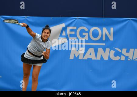 Manchester, UK. 17 Juin, 2017. Zarina Diyas (Kazakhstan) sert au cours de sa demi-finale contre Naomi Broady (GO) dans le Manchester Aegon Trophy au nord de Tennis et Squash Club, West Didsbury, Manchester. Gagné Diyas de 6-3, 6-4. Crédit : John Fryer/Alamy Live News Banque D'Images