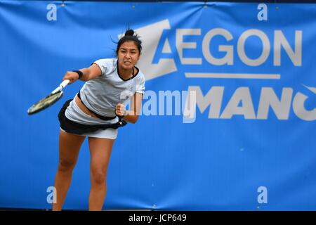 Manchester, UK. 17 Juin, 2017. Zarina Diyas (Kazakhstan) sert au cours de sa demi-finale contre Naomi Broady (GO) dans le Manchester Aegon Trophy au nord de Tennis et Squash Club, West Didsbury, Manchester. Gagné Diyas de 6-3, 6-4. Crédit : John Fryer/Alamy Live News Banque D'Images