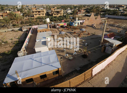 La ville de Gaza, la bande de Gaza, en Palestine. 30 mai, 2017. montre une vue générale d'un site technique dans le sud de la bande de Gaza ville de Rafah, près de la frontière avec l'Égypte, où les artistes palestiniens ont des endroits où des sculptures ressemblant à l'Egypte's landmark sites. Les jeunes artistes artistes palestiniens Nidal Al-Jarami et Wissam Makkawi recréé l'Égypte's landmark sites avec des peintures murales et des sculptures, y compris les pyramides de Gizeh et un remake d'un Umm Kulthum Cafe, le nom de feu diva égyptienne qui est mort en 1975. Credit : Hatem Omar/Quds Net News Wire/ZUMA/Alamy Live News Banque D'Images