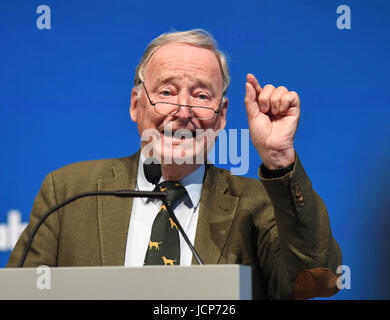 Karlsruhe, Allemagne. 17 Juin, 2017. Alexander Gauland, chef de l'Alternative pour l'Allemagne (AfD) partie pour les prochaines élections parlementaires du Bundestag allemand, prend la parole à l'État partie de la convention de Bade-wurtemberg l'AfD à Karlsruhe, Allemagne, 17 juin 2017. Photo : Uli Deck/dpa/Alamy Live News Banque D'Images