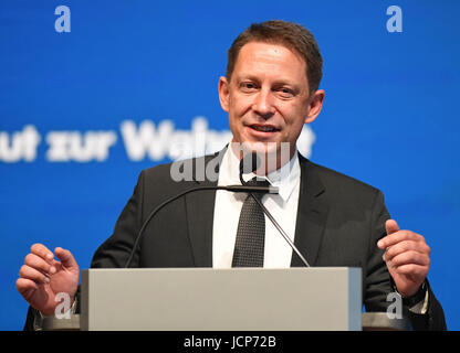 Karlsruhe, Allemagne. 17 Juin, 2017. Oezkara Ralf, un des deux dirigeants de l'Alternative pour l'Allemagne (AfD) parti à l'État allemand, Bade-Wurtemberg, prend la parole à l'État partie de la convention de Bade-wurtemberg l'AfD à Karlsruhe, Allemagne, 17 juin 2017. Photo : Uli Deck/dpa/Alamy Live News Banque D'Images