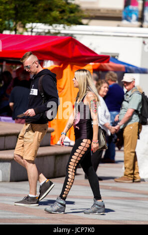 Tayside, Dundee, Ecosse, Royaume-Uni. 17 Juin, 2017. Météo France : Une autre journée très chaude avec le meilleur de l'ensemble du soleil avec des températures maximales de Tayside de 24 °C. Un jeune couple polonais profiter de la chaleur des temps glorieux de marcher autour du centre-ville de Dundee, Royaume-Uni. Crédits : Dundee Photographics / Alamy Live News Banque D'Images