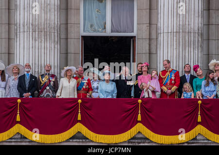 Londres, Royaume-Uni. 17 Juin, 2017. La Famille royale rassemble sur le balcon pour le passage aérien et des acclamations de la foule - Parade la couleur par les Gardes irlandais sur l'anniversaire de la Reine Parade. L'imprimeur de la couleur est "Dépêche" en face de Sa Majesté la Reine et tous les colonels Royal. Son Altesse Royale le duc de Cambridge prend l'examen du Colonel pour la première fois sur Horse Guards Parade équestre cheval Wellesley. Les Gardes irlandais sont dirigées par leur célèbre mascotte wolfhound Donald Mormaer. Crédit : Guy Bell/Alamy Live News Banque D'Images