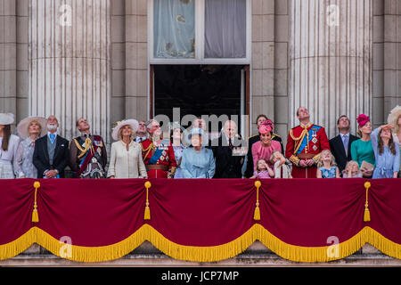 Londres, Royaume-Uni. 17 Juin, 2017. La Famille royale rassemble sur le balcon pour le passage aérien et des acclamations de la foule - Parade la couleur par les Gardes irlandais sur l'anniversaire de la Reine Parade. L'imprimeur de la couleur est "Dépêche" en face de Sa Majesté la Reine et tous les colonels Royal. Son Altesse Royale le duc de Cambridge prend l'examen du Colonel pour la première fois sur Horse Guards Parade équestre cheval Wellesley. Les Gardes irlandais sont dirigées par leur célèbre mascotte wolfhound Donald Mormaer. Crédit : Guy Bell/Alamy Live News Banque D'Images