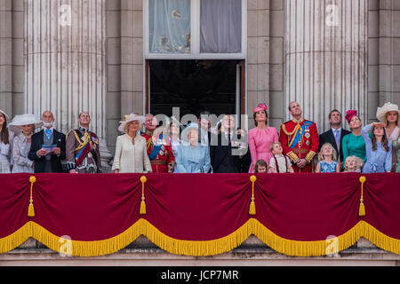 Londres, Royaume-Uni. 17 Juin, 2017. La Famille royale rassemble sur le balcon pour le passage aérien et des acclamations de la foule - Parade la couleur par les Gardes irlandais sur l'anniversaire de la Reine Parade. L'imprimeur de la couleur est "Dépêche" en face de Sa Majesté la Reine et tous les colonels Royal. Son Altesse Royale le duc de Cambridge prend l'examen du Colonel pour la première fois sur Horse Guards Parade équestre cheval Wellesley. Les Gardes irlandais sont dirigées par leur célèbre mascotte wolfhound Donald Mormaer. Banque D'Images