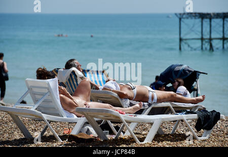 Brighton, UK. 17 Juin, 2017. La plage de Brighton est emballé comme la côte sud swelters dans bel ensoleillement et des températures élevées qui se poursuivra au cours du week-end : Crédit Simon Dack/Alamy Live News Banque D'Images