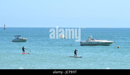 Brighton UK 17 juin 2017 - yachts amarrés au large de la plage de Brighton comme la côte sud swelters à hautes températures qui se poursuivra au cours du week-end Photo prise par Simon Dack Banque D'Images