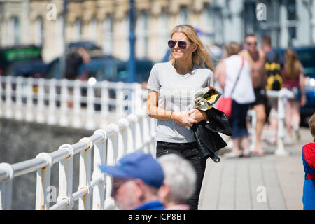 Pays de Galles Aberystwyth UK, samedi 17 juin 2017 UK Weather : Personnes bénéficiant d'une belle après-midi chaud et ensoleillé avec un ciel bleu à Aberystwyth, sur la côte ouest de la Baie de Cardigan au Pays de Galles au début de ce qui est susceptible d'être le plus chaud week-end de l'yer jusqu'à présent, et avec le potentiel de juin record des températures dans certaines régions du sud-est de l'UK Photo © Keith Morris / Alamy Live News Banque D'Images