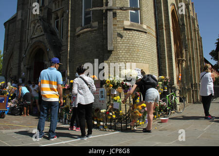 Londres, Royaume-Uni. 16 Juin, 2017. Les gens vu la lecture de messages memorial lieux situés en dehors de l'Église Méthodiste de Notting Hill à la suite de l'incendie de la tour de Grenfell. Au moins 30 personnes ont bene morts confirmés avec environ 70 morts et disparus. Crédit : David Mbiyu/Alamy Live News ​ Banque D'Images